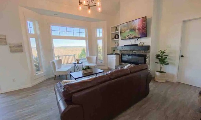 Royal House | Tranquil, 3BR, entertaining, Mountain Home