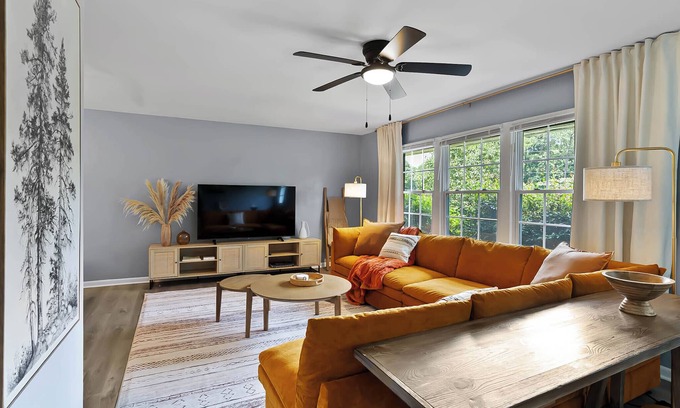 East Raleigh House | Tranquil and comfy 4-bedroom house- games, grill, yard in Raleigh!