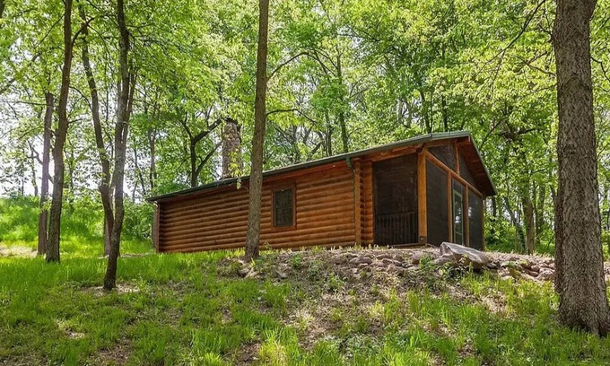Knoxville Cabin | Tranquil cabin with Fireplace in Knoxville - perfect for a cozy getaway