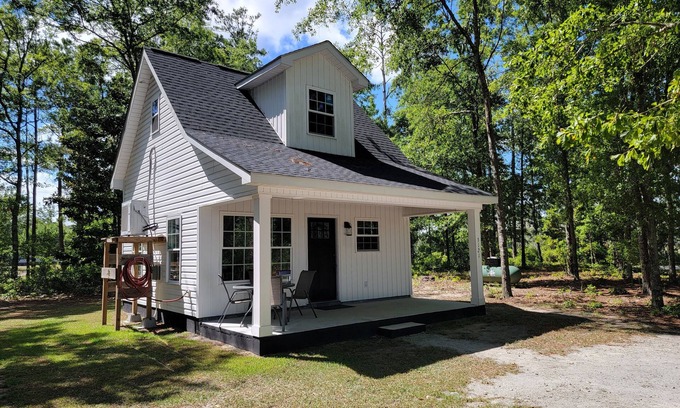 Loris Cottage | Tranquil Cottage Escape - Enjoy Modern Comforts in a Serene Woodland Setting