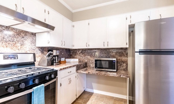 North Little Rock House | Tranquil Duplex w/Spacious Living in Peaceful Area