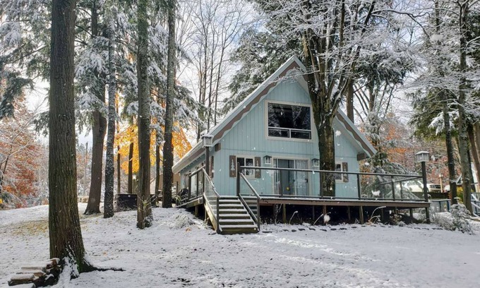Gaylord Cottage | Tranquil Lake Cottage Near Golf/Skiing w/Views & Hot Tub