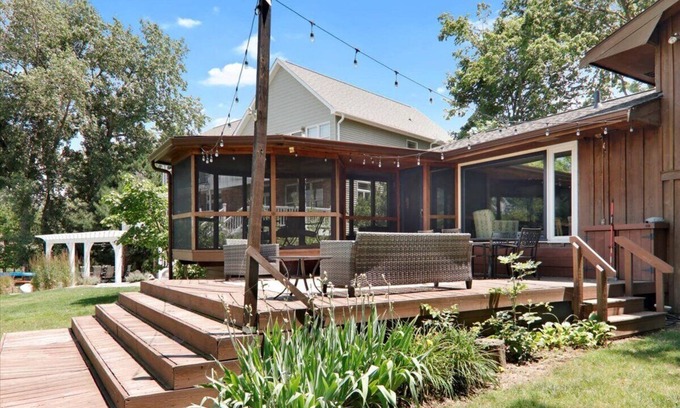 Graymont House | Tranquil Lakefront Retreat: Your Perfect Getaway on Lake Bloomington