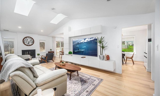 Durham House | Tranquil Light-Filled Retreat 3BR Ranch