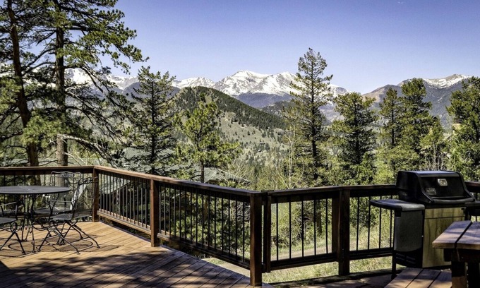 Windcliff Estates House | Tranquil Luxury Vacation At Windcliff 3 Bedroom Home by RedAwning