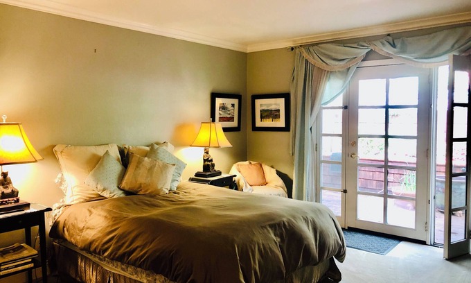 Fairfax Apartment | TRANQUIL MASTER SUITE studio with PRIVATE ENTRANCE in charming Fairfax