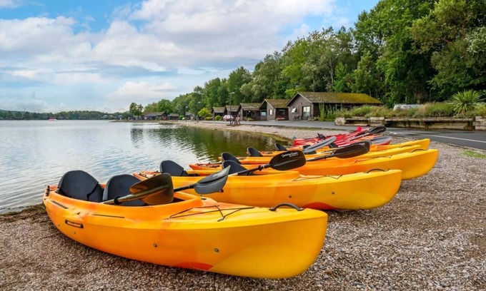 Carnforth Cabin | Tranquil Pine Lake Cabin Getaway – Indoor Pool, Gym & Onsite Dining