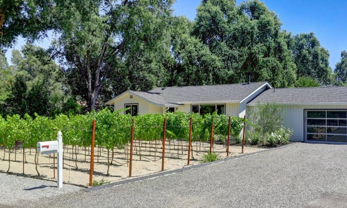 Napa House | Tranquil Renovated Farmhouse bordering Yountville!