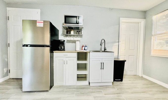 Lakeland Apartment | Tranquil Retreat: King Bed, Office, Patio