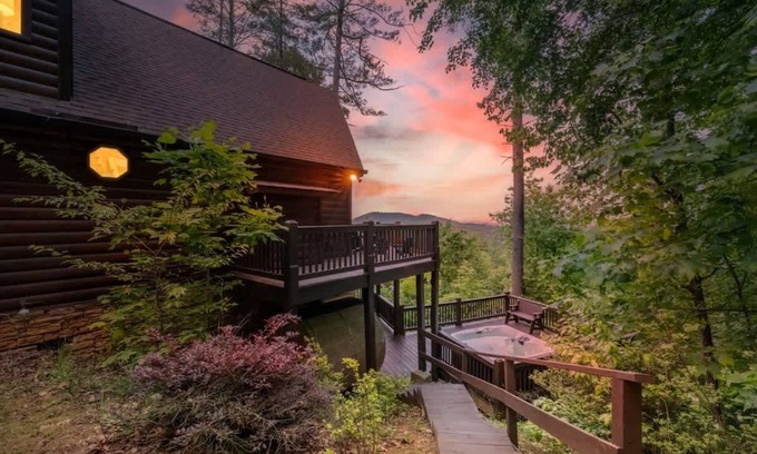 Epworth Cabin | Tranquil Ridge- View, pet friendly, hot tub, sauna