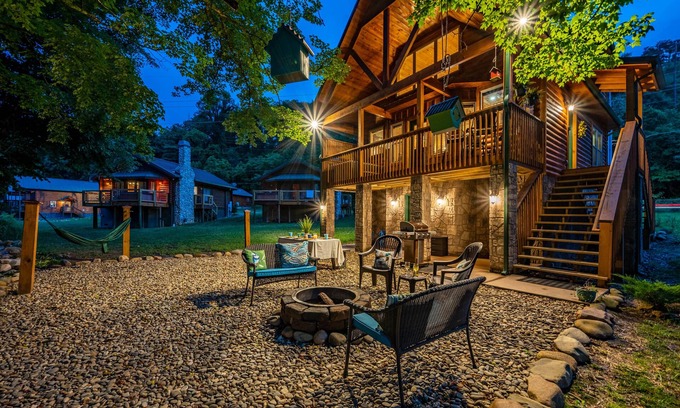 Pigeon Forge Cabin | 🐠 Tranquil Riverfront Cabin w/4 Person Hot Tub - Perfect for any Getaway