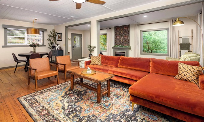 Dahlonega Cabin | Tranquil & Stylish: Wineries, Hiking, 5min to Town, Hot Tub, Firepit, King bed