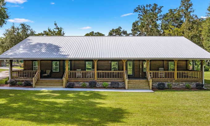 Williston House | Tranquil Suite w/Porch < 2 Mi to Cedar Lakes!