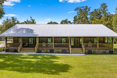 Williston House | Tranquil Suite with Porch Less Than 2 Mi to Cedar Lakes!