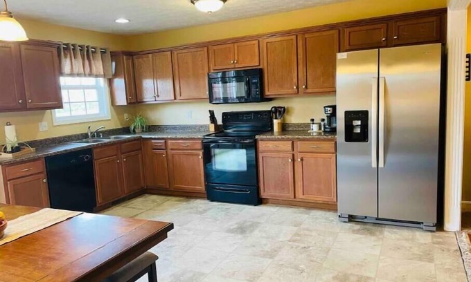 Vine Grove House | Tranquility @ Twin Lakes ~ Minutes to Knox! 3 Bedroom/2 Bath, 3 TVs