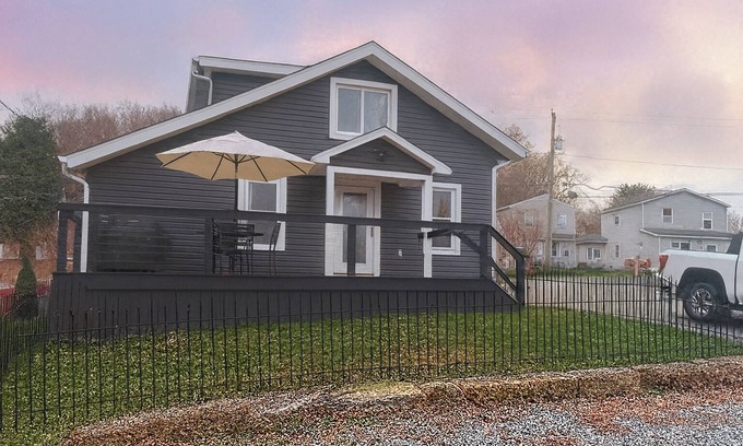 Portage Lakes House | Traveling Professional's Paradise portage lakes Akron canton area dog friendly!