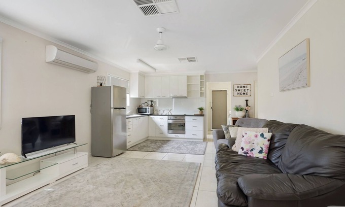 East Mackay Apartment | Traveller's Bliss - 2 Bed Self Contained Unit