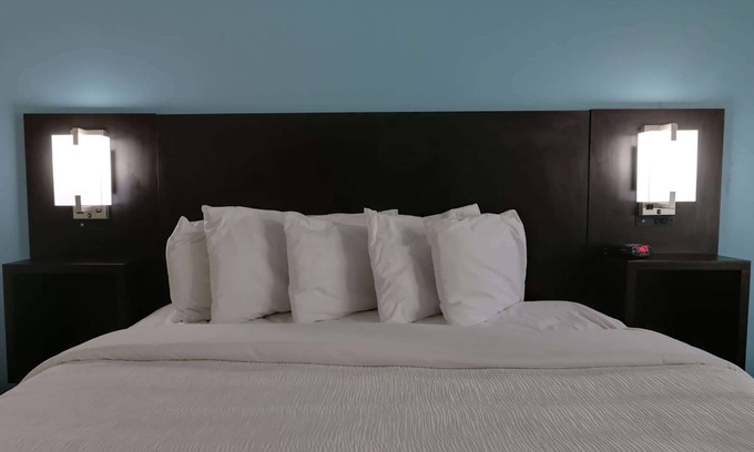 Calhoun Hotel | Travelodge by Wyndham Calhoun South I-75