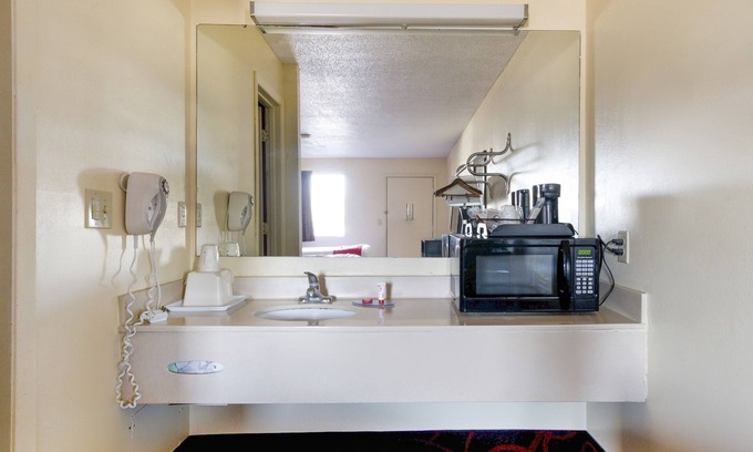 Richmond Hotel | Travelodge by Wyndham Richmond IN