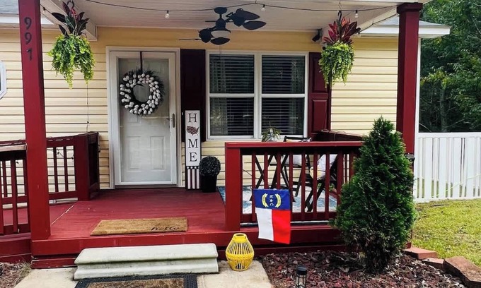 Pine Forest House | Tree Farm Stay Fire Pit & Grill WOW-King Suite