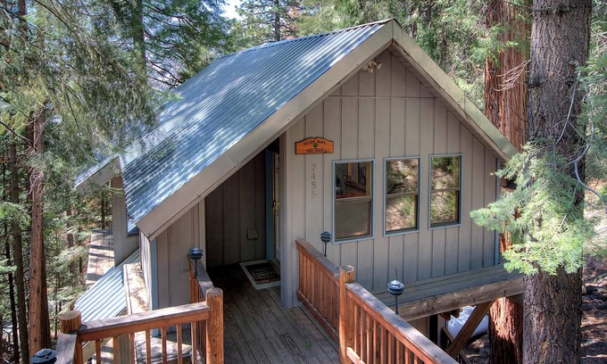 Yosemite West House | Tree House Lodge