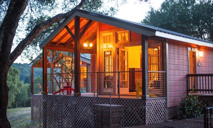 Calistoga Cottage | TREE HOUSE, WITH INDOOR/OUTDOOR SHOWER, PRIVATE DECK, POOL & INFIINITY HOT TUB