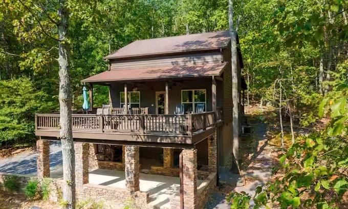 Mentone Cabin | Tree Top Retreat! Hot Tub l 3mi to Desoto Falls