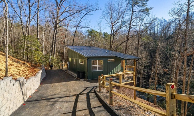 Gatlinburg Cabin | Treehouse Cabin with XLarge Outside Living Space 10 Mins from downtown!