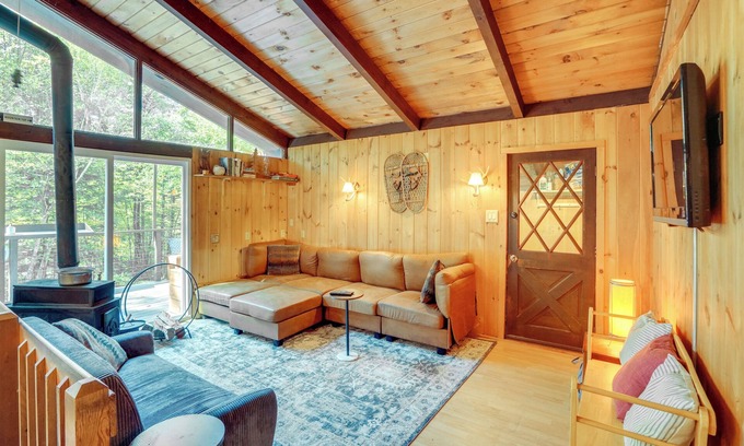 West Dover Cabin | Treehouse Chalet Near Mt. Snow w/On-Site Trails!