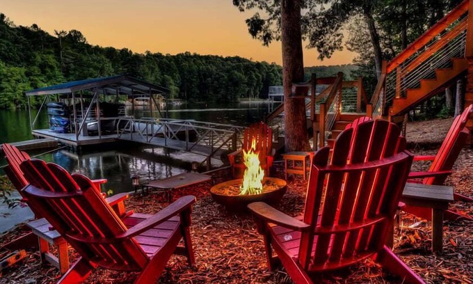 Blairsville Cabin | Treehouse on the Lake - Pet Friendly | Private Dock | Lake Nottely