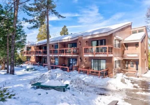 Yosemite West Apartment | Treetop Condo in Yosemite-Sleeps 6-Balcony