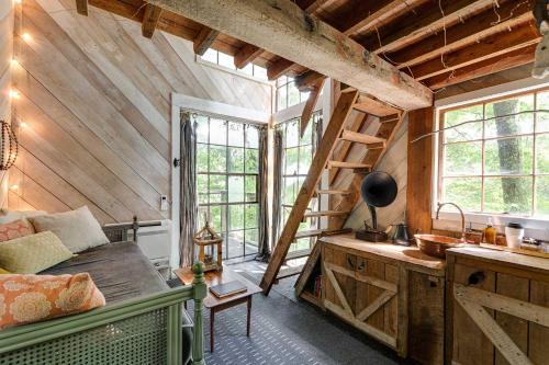 Flintstone Ski Chalet | Treetop Hideaways: Luna Loft Treehouse