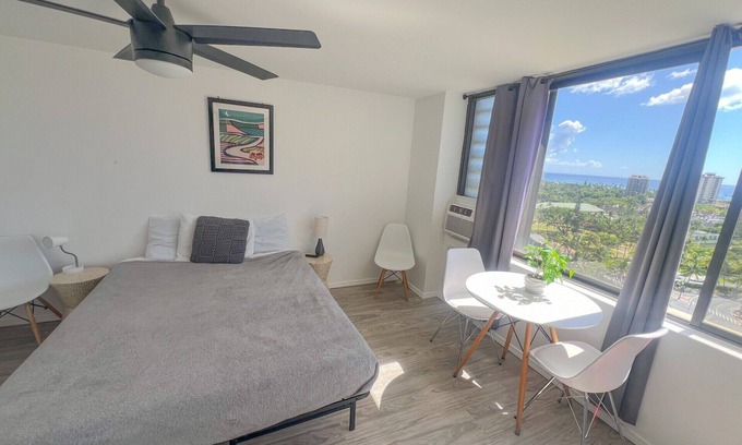 McCully - Moiliili Condo | Trendy Hawaiian Monarch Studio | Ocean View | Pool