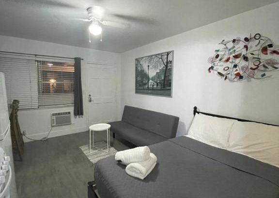 Parkside Apartment | Trendy Pads in Hollywood