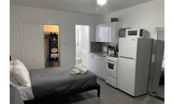 Parkside Apartment | Trendy pads in the heart of Hollywood # F