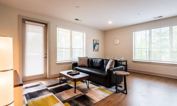 Chapel Hill Apartment | Trilogy 218 · *Luxury King Bed Suite - for 4 w/Parking|Gym|Pool