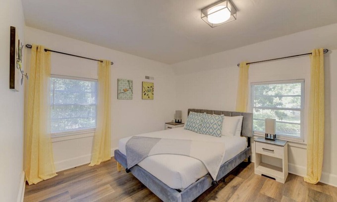 Columbia Apartment | Trim 1/1 in Gorgeous Columbia!