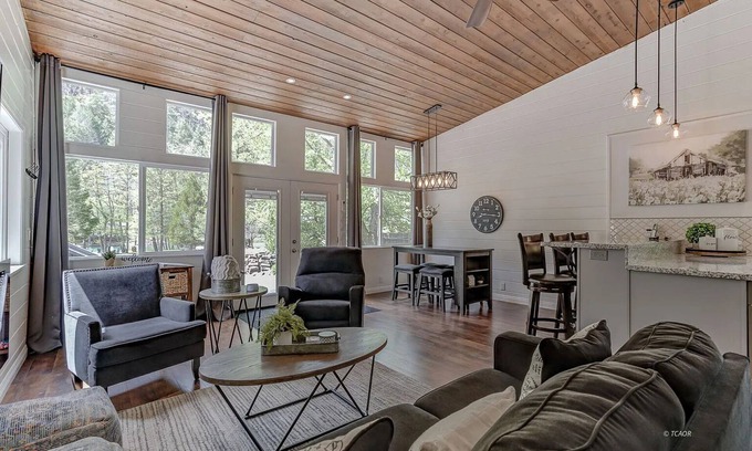 Douglas City House | Trinity River Modern Farmhouse: Private Boat Launch, Fire Pit, outdoor games