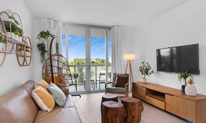 Hallandale Beach Apartment | Tropical Apartment –Balcony| Resort w/Pool+ Gym