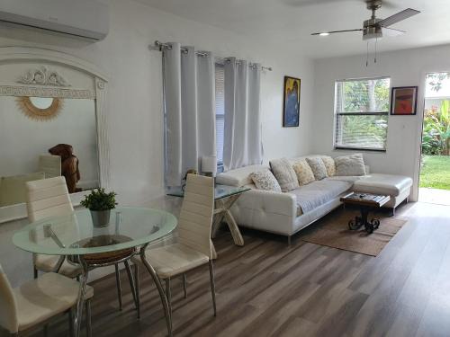 Central Oakland Park Apartment | Tropical Hideaway!