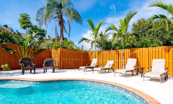 Palma Sola House | Tropical Oasis with heated pool/jacuzzi - 10 min from Anna Maria Island beach!