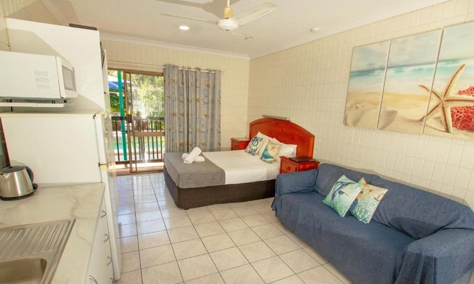 Picnic Bay Hotel | Tropical Palms Resort & 4WD Hire