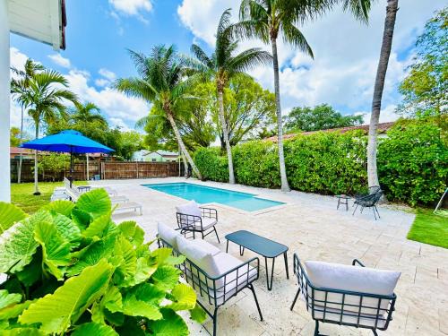 Liberty City House | Tropical Paradise 3BR Oasis with Heated Pool and Summer Kitchen