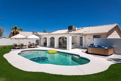 Lake Havasu City House | Tropical Playhouse. Heated Pool . Spa . Golf . FUN