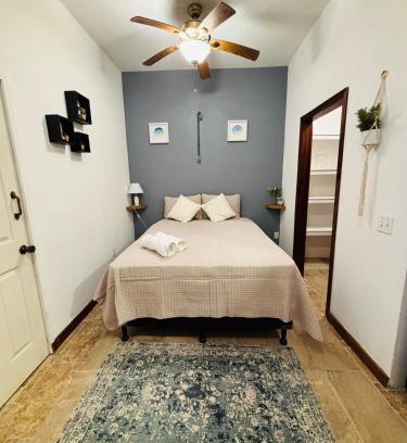 West End Apartment | Tropical Studio in Sunset Villas, West end