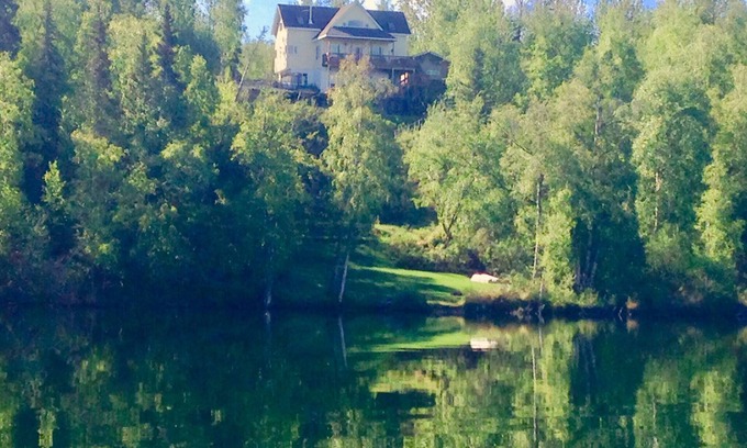 Gateway Ski Chalet | Trout Fishing Lake Front- Mt. Views- Fish, Boat, Hike, Play, Swim, sleeps 10