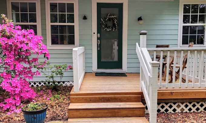 St. Marys Cottage | Tucked away quiet cottage~5 blocks to riverfront and Cumberland Island ferry