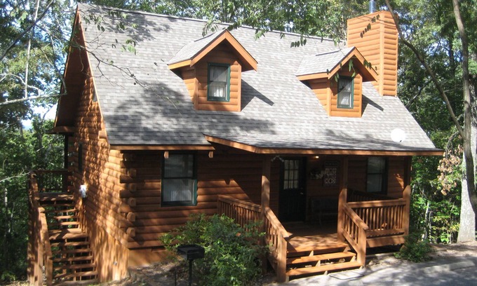 Pine Mountain Cabin | Tucked in the woods yet close to the pool