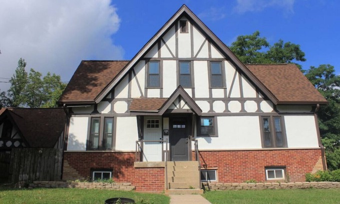 St. Charles Apartment | Tudor house stay-In Town Location!