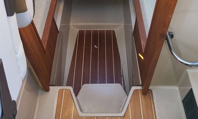 Montague Boat Rental | TUG BOAT WITH CHARACTER WITH GALLEY AND SLEEPING FOR 3